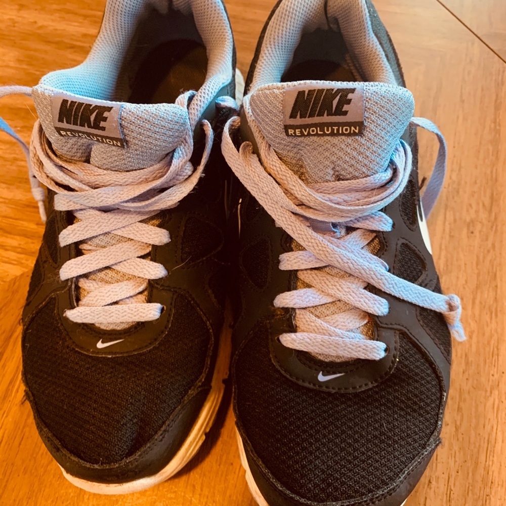 👟EUC Nike purple & black sneakers 👟